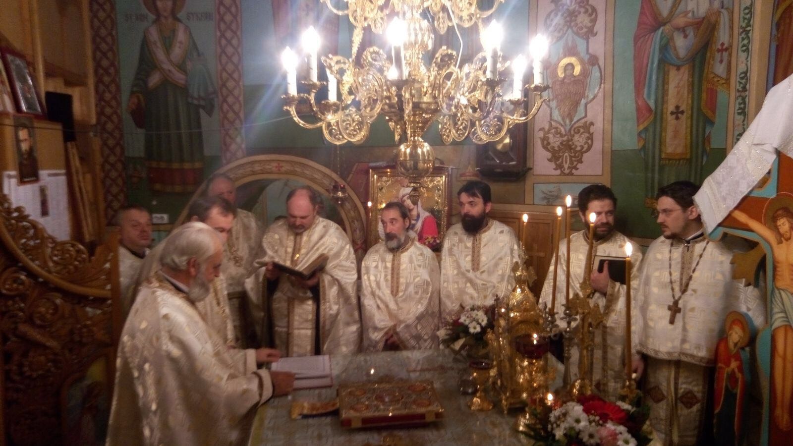 Sfântul Nicolae serbat de sute de credincioşi la poalele Cozlei