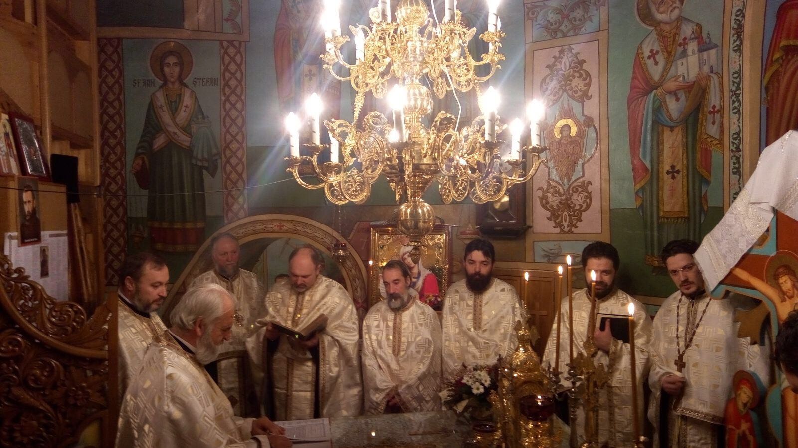 Sfântul Nicolae serbat de sute de credincioşi la poalele Cozlei