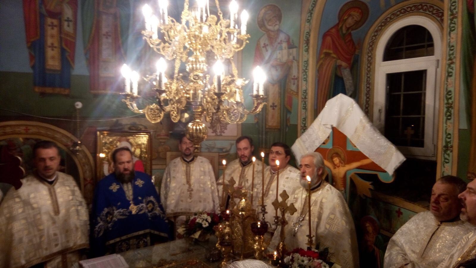 Sfântul Nicolae serbat de sute de credincioşi la poalele Cozlei