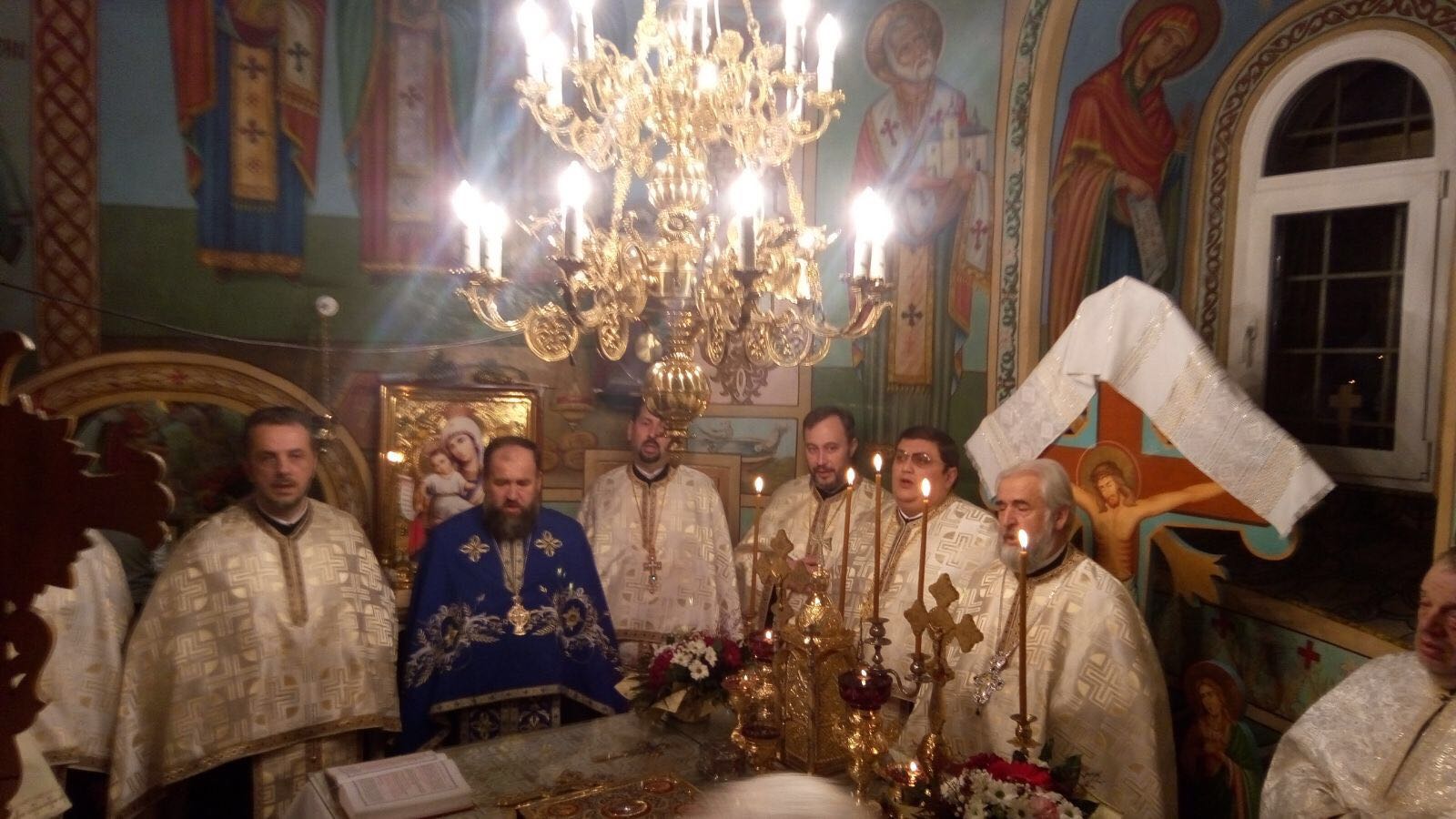 Sfântul Nicolae serbat de sute de credincioşi la poalele Cozlei