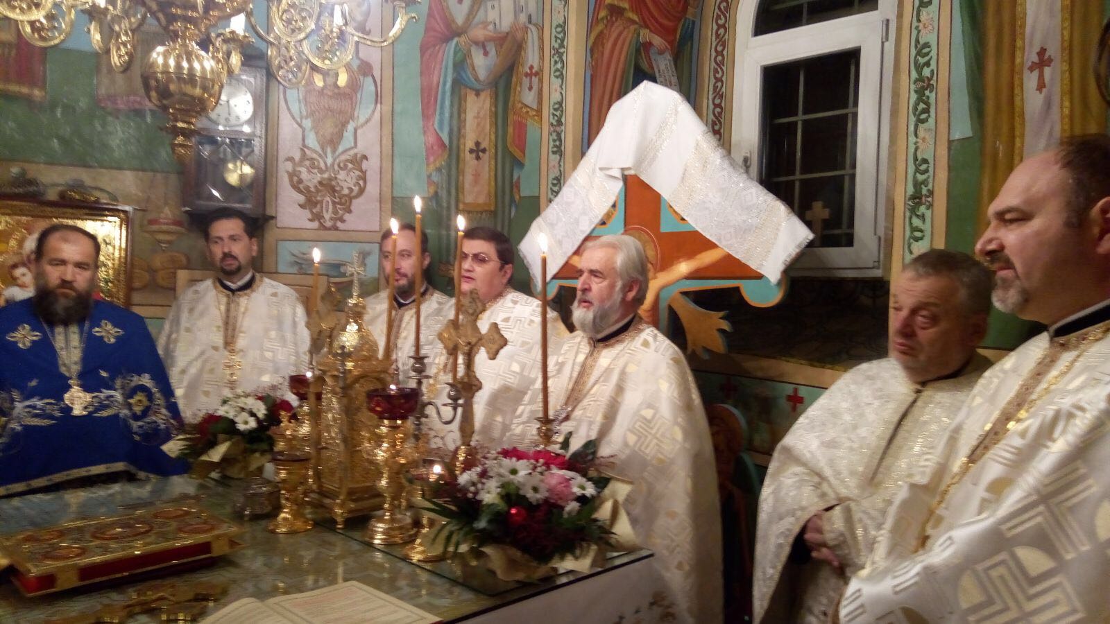 Sfântul Nicolae serbat de sute de credincioşi la poalele Cozlei