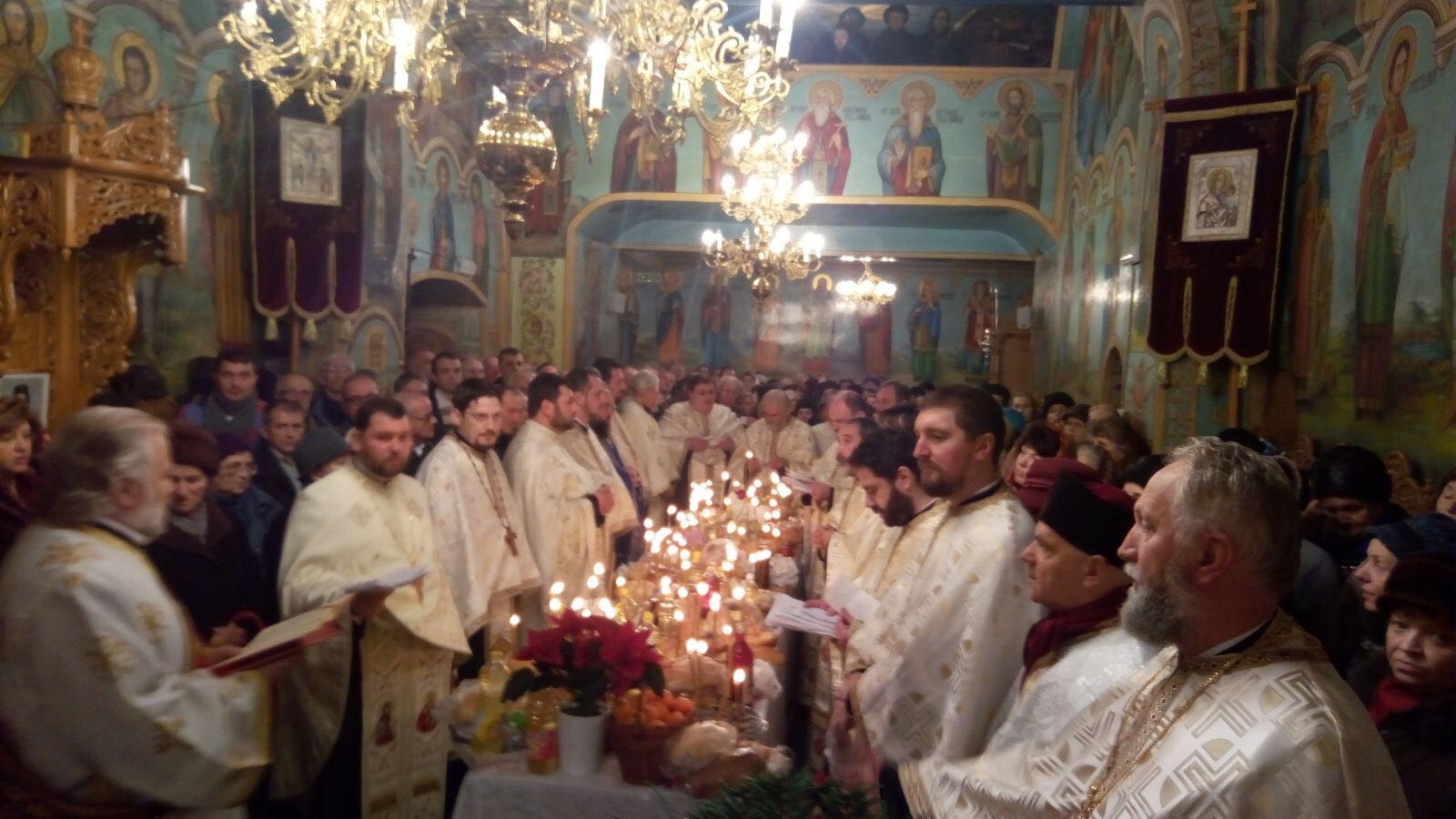 Sfântul Nicolae serbat de sute de credincioşi la poalele Cozlei