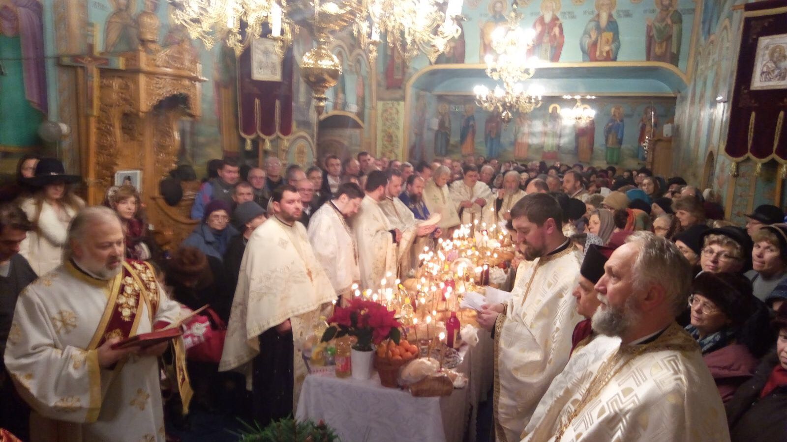 Sfântul Nicolae serbat de sute de credincioşi la poalele Cozlei