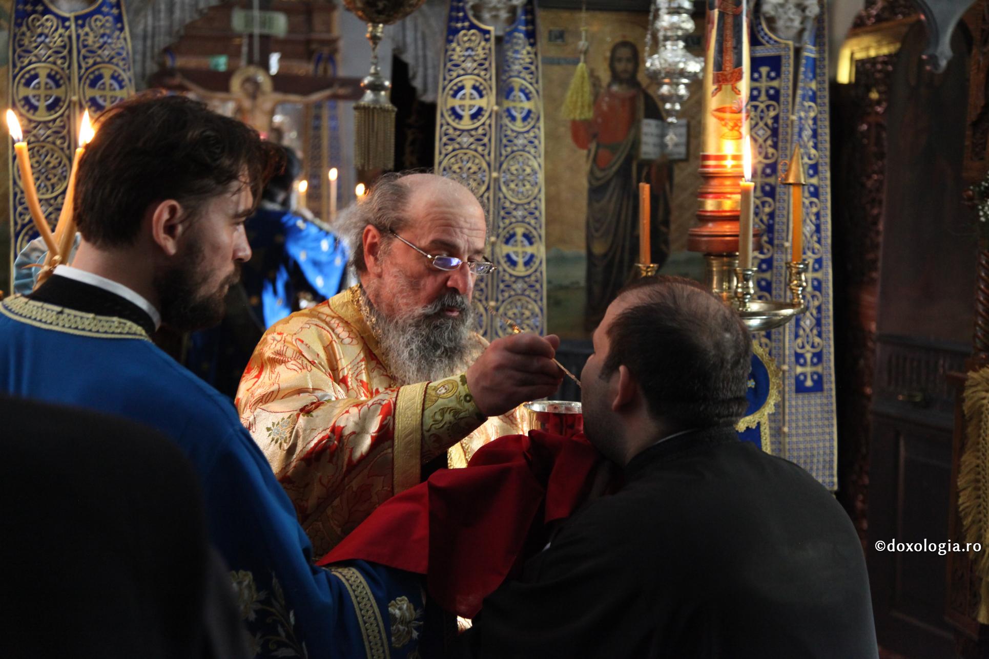 Sfânta Cruce și Sfânta Împărtășanie biruie demonii și vrăjitoriile / Foto: pr. Elisei Roncea preot împărtășind