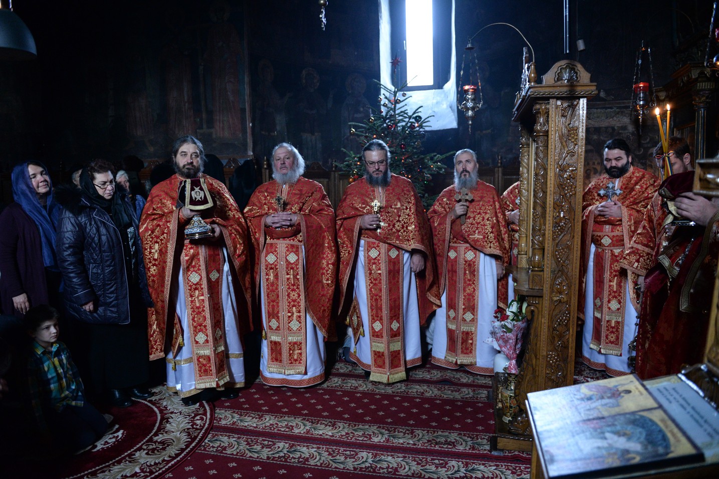Foto: Constantin Comici Liturghie săvârșită de IPS Mitropolit Teofan la Mănăstirea Hlincea