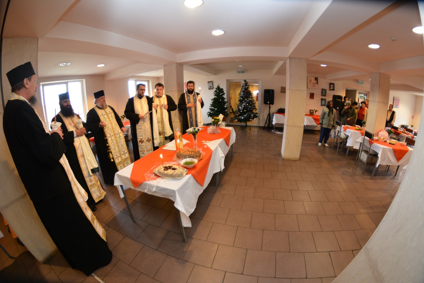 Masă caldă pentru bătrânii din Bucium