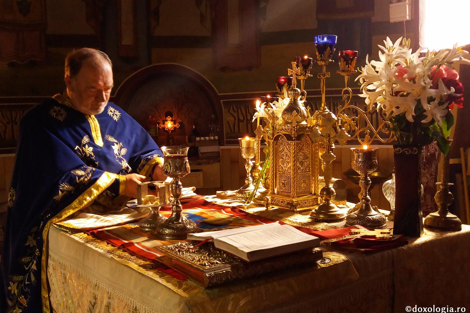 preot lângă Sfânta Masă
