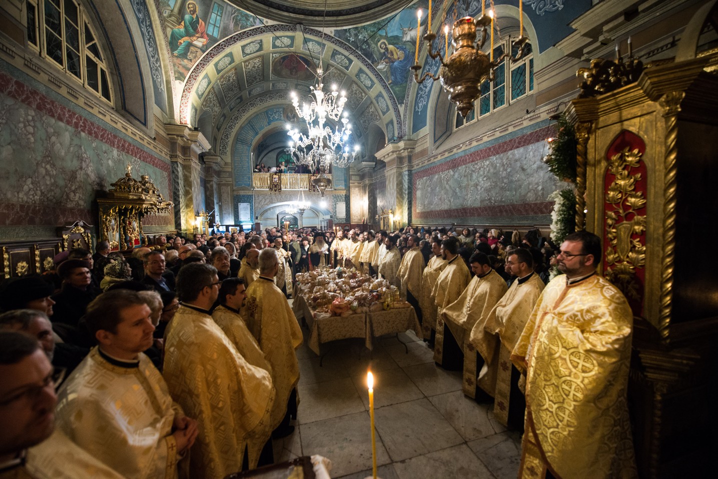 Priveghere arhierească în cinstea Sfântului Ierarh Spiridon al Trimitundei, făcătorul de minuni (GALERIE FOTO)