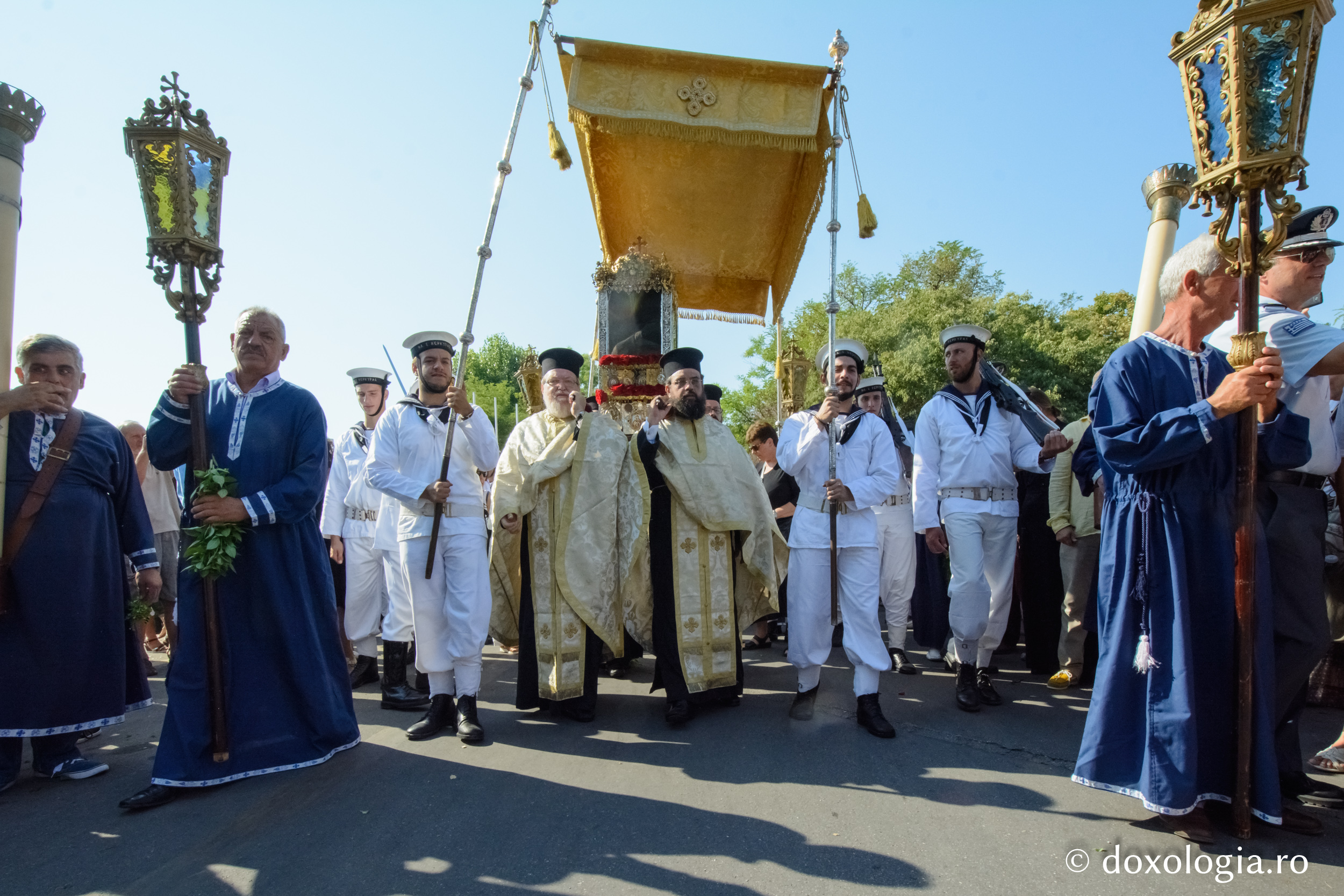 (Foto) Pelerin la procesiunea cu moaștele Sfântului Spiridon în insula Corfu