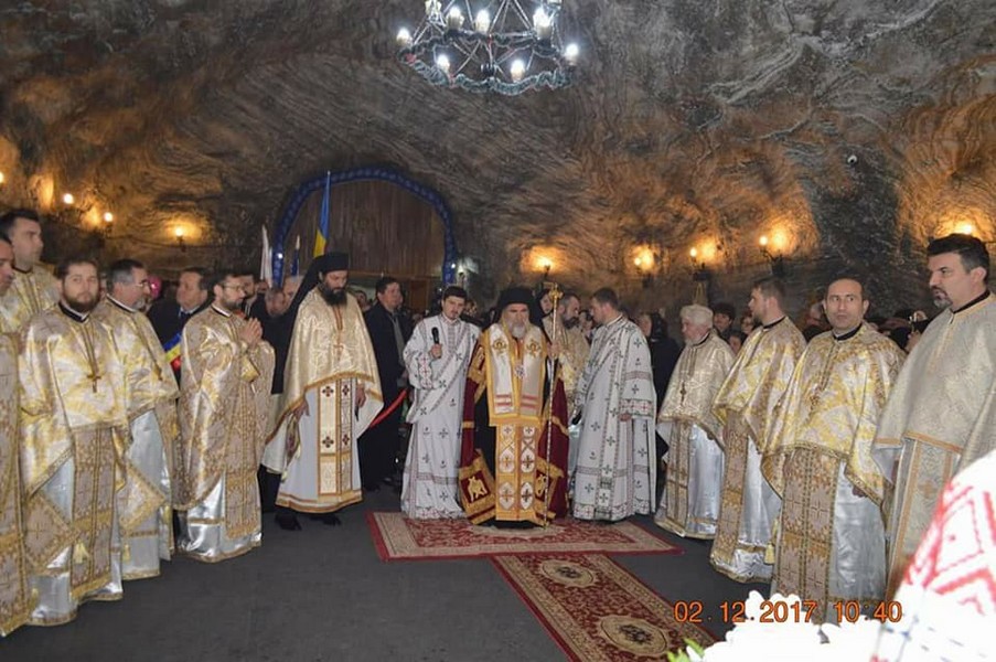 Slujbă arhierească în Biserica „Sfânta Varvara“ din Târgu Ocna Slujbă arhierească în Biserica „Sfânta Varvara“ din Târgu Ocna