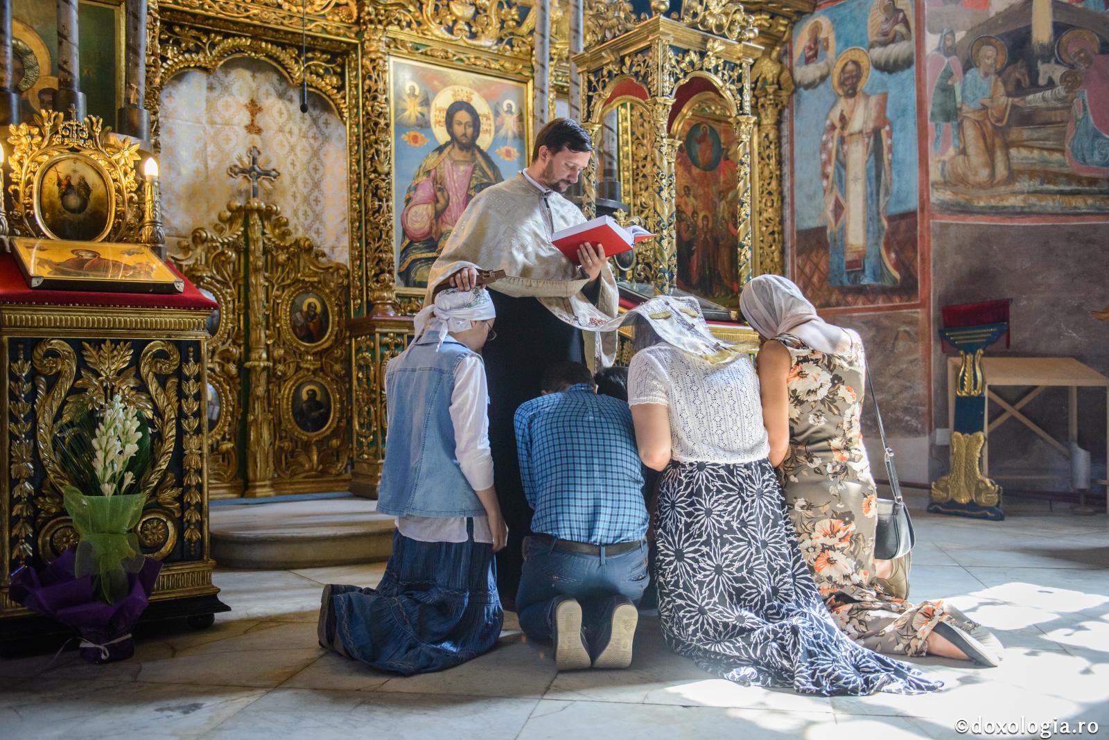 Foto: Oana Nechifor „Hristos șade lângă duhovnic și-ți ascultă spovedania”