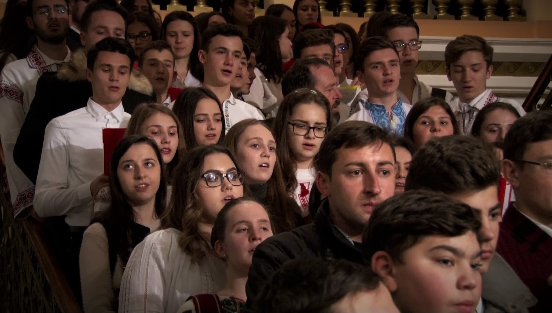 (Video) 400 de tineri din ATOR au colindat la Reședința Mitropolitană din Iași