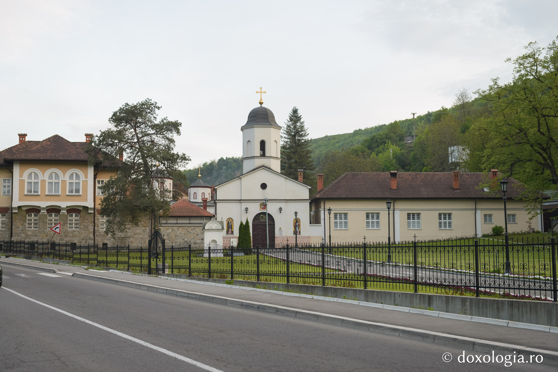 (Foto) Rakovita – locul unde își doarme somnul de veci Patriarhul Pavle al Serbiei
