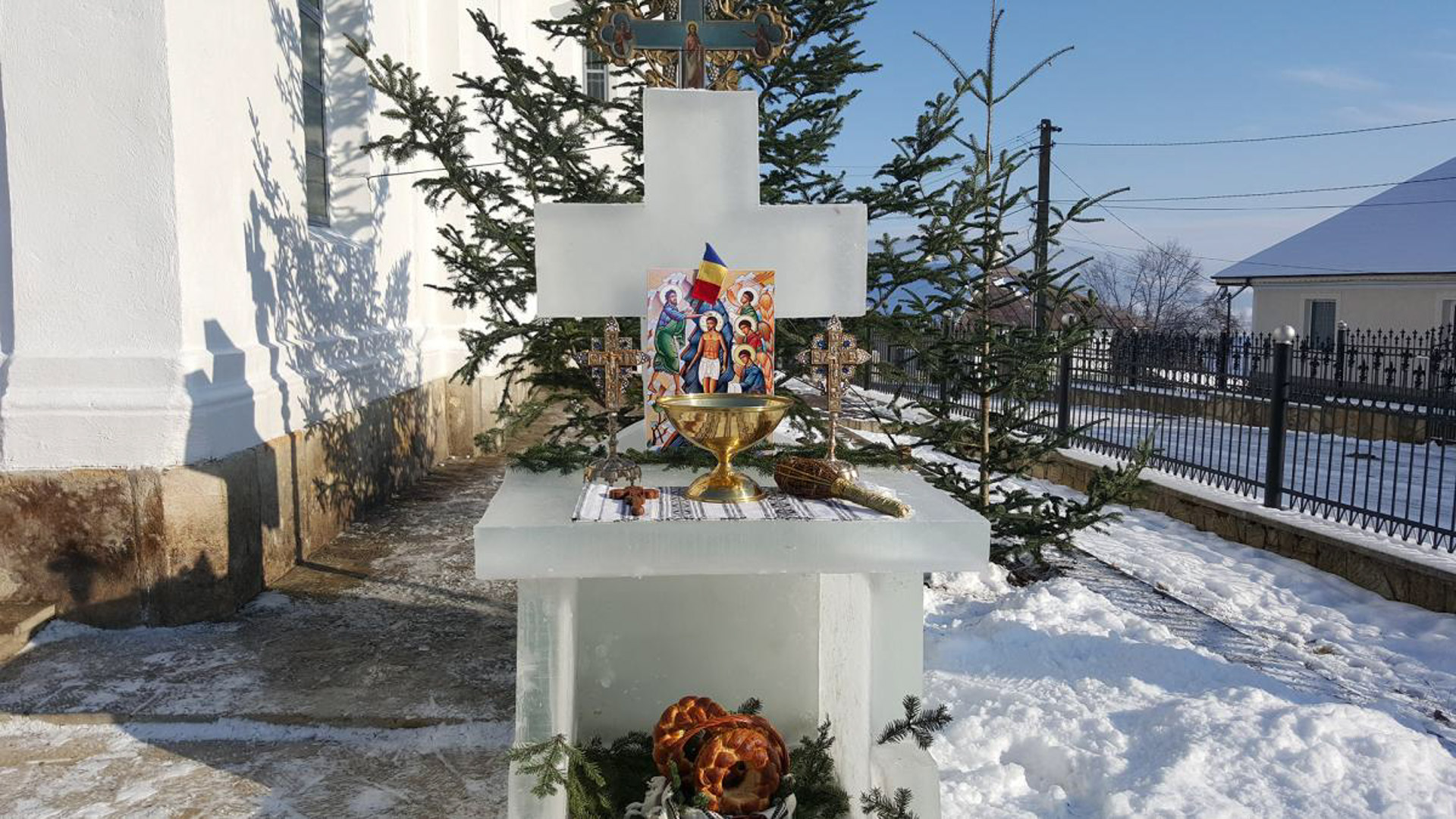 Cruce de gheață // sursă foto: mănăstirea Vovidenia (Foto) Crucile de gheaţă de Bobotează – o tradiţie străveche (2020)
