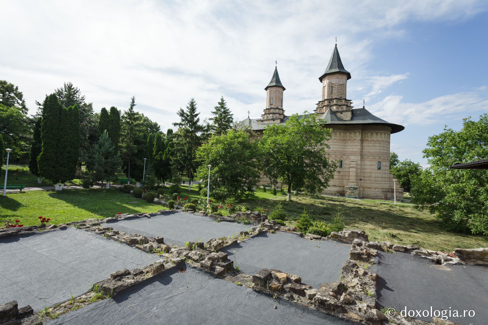 Galata - Mănăstirea al cărui nume provine de la un cartier din Constantinopol (galerie FOTO)