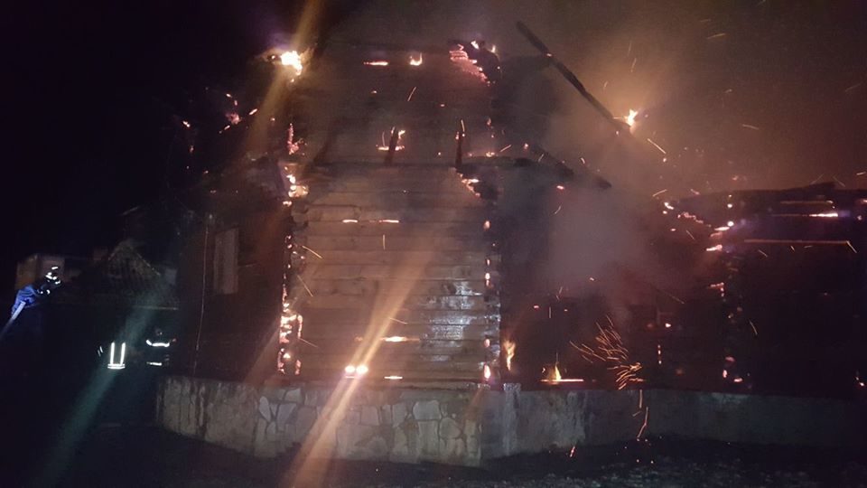Biserica din Suha-Mălini a ars într-un incendiu