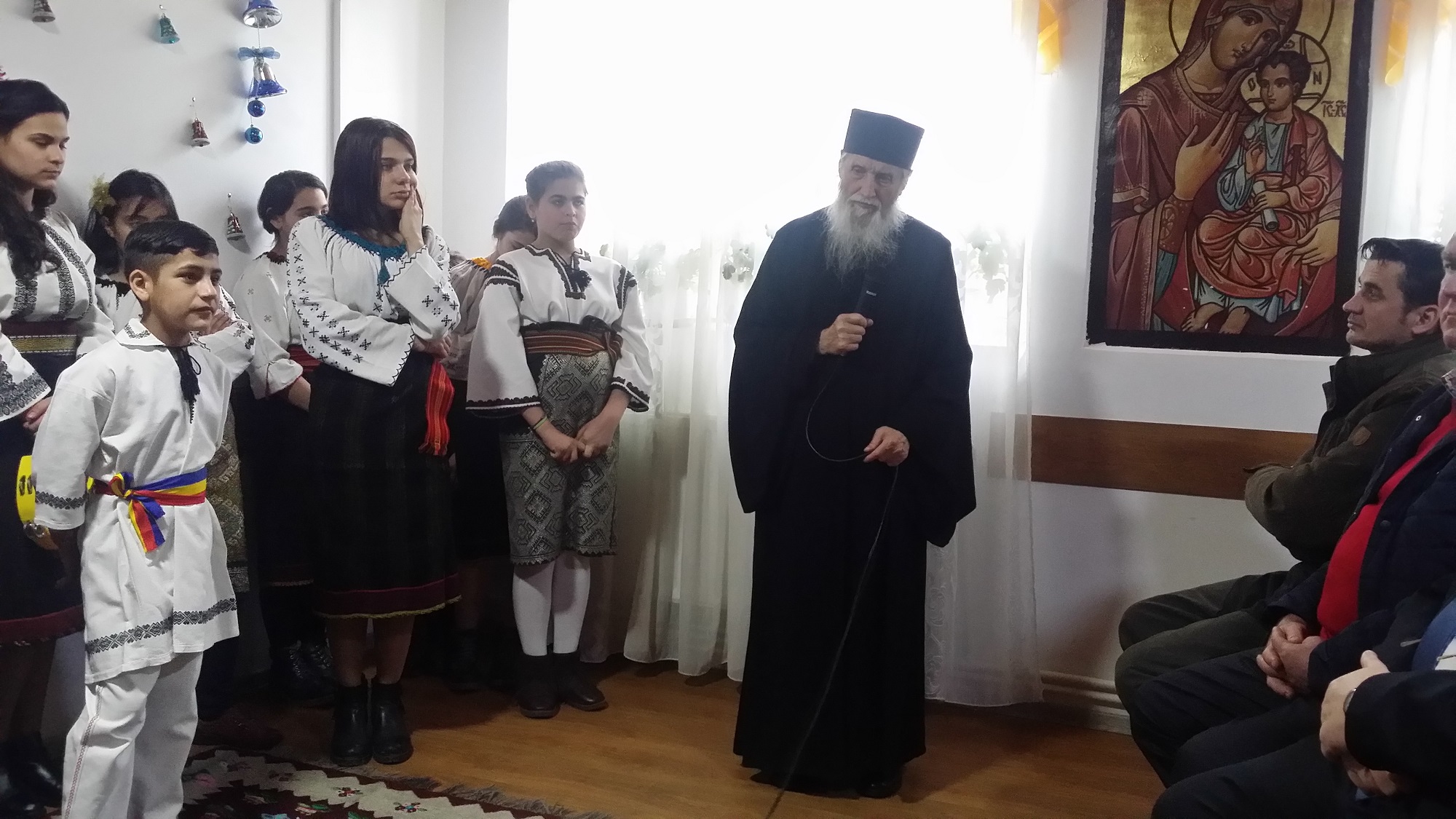 Înaltpreasfințitul Părinte Pimen, prezent în mijlocul copiilor aflaţi în grija Căminului „Sfântul M. M. Gheorghe” din Dolhasca Înaltpreasfințitul Părinte Pimen, prezent în mijlocul copiilor aflaţi în grija Căminului „Sfântul M. M. Gheorghe” din Dolhasca