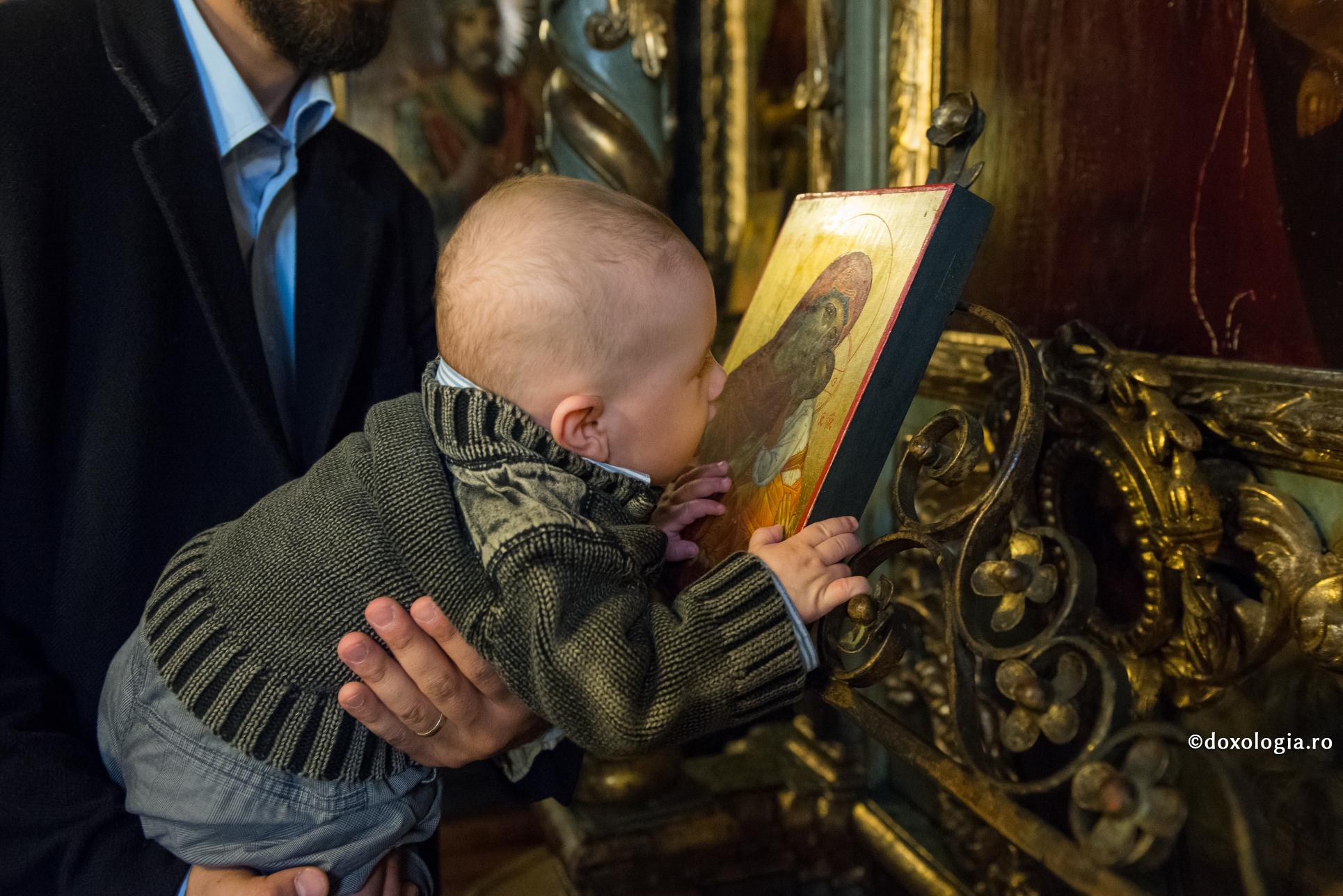 „Educația religioasă a copiilor este cea mai sfântă” / Foto: Oana Nechifor copil sărutând icoana Maicii Domnului