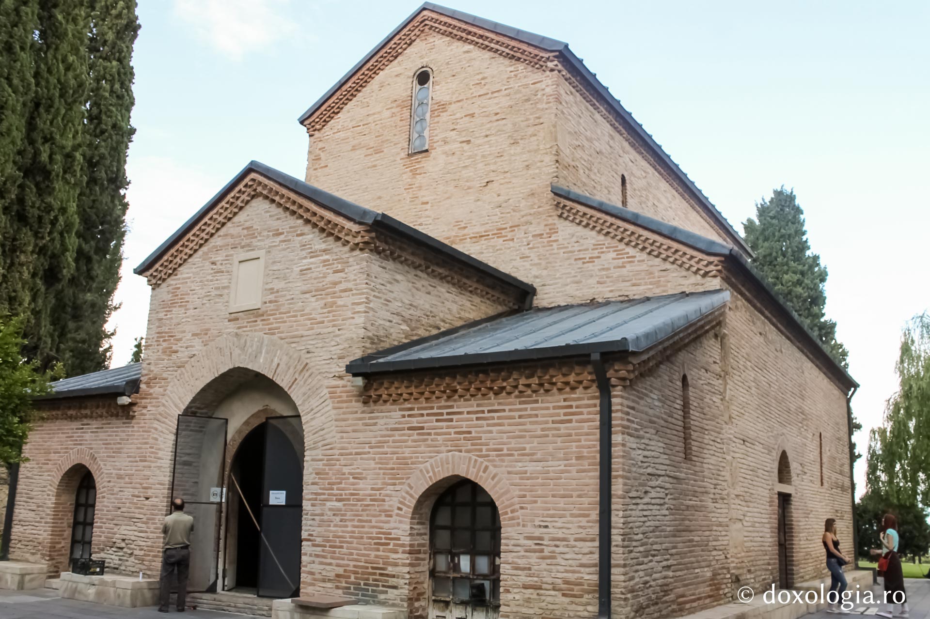 În absida sudică a bisericii se afla până astăzi mormântul Sfintei Nina / Foto: Gabriela Pipirig Mănăstirea Bodbe din Georgia