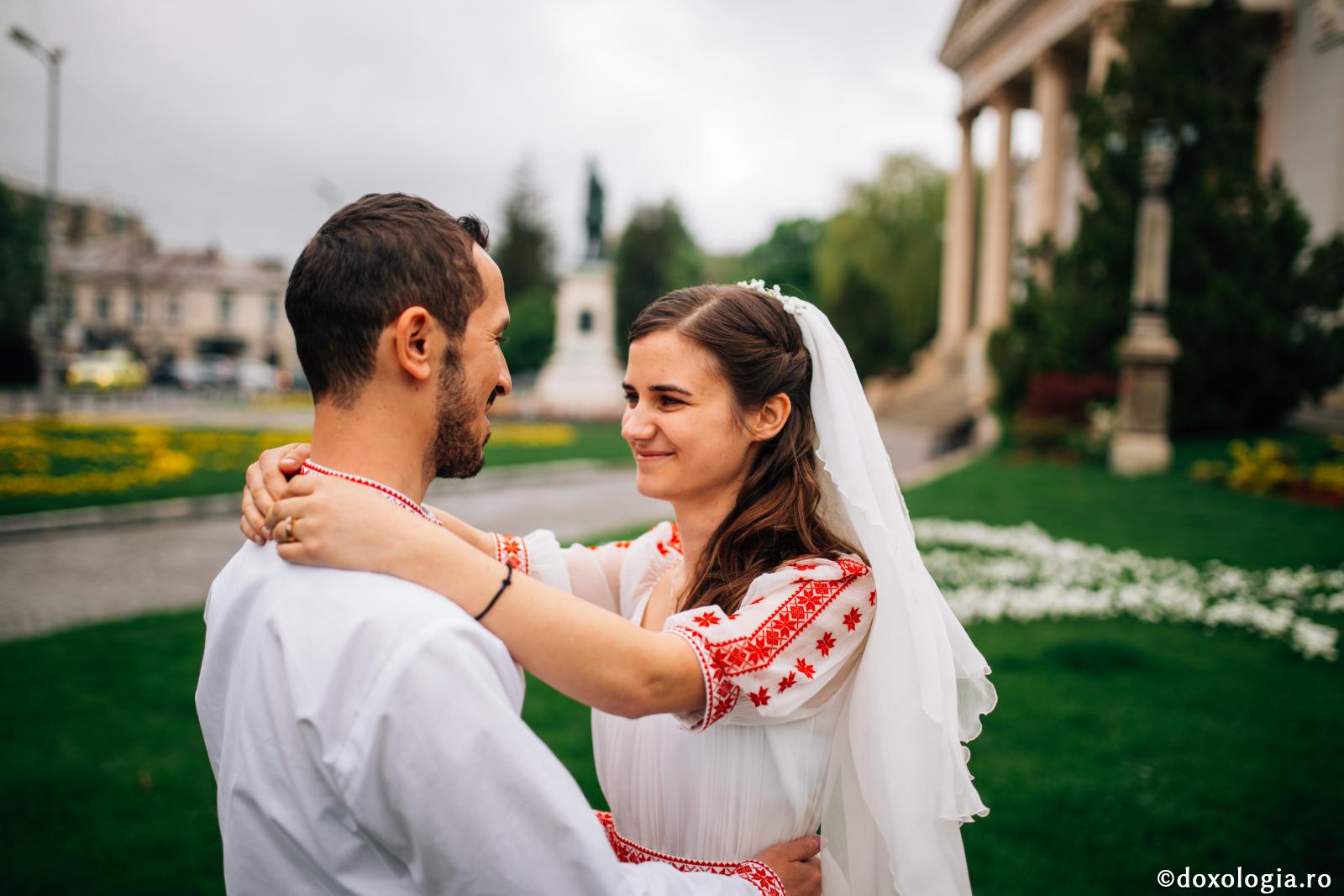 miri privindu-se în ochi