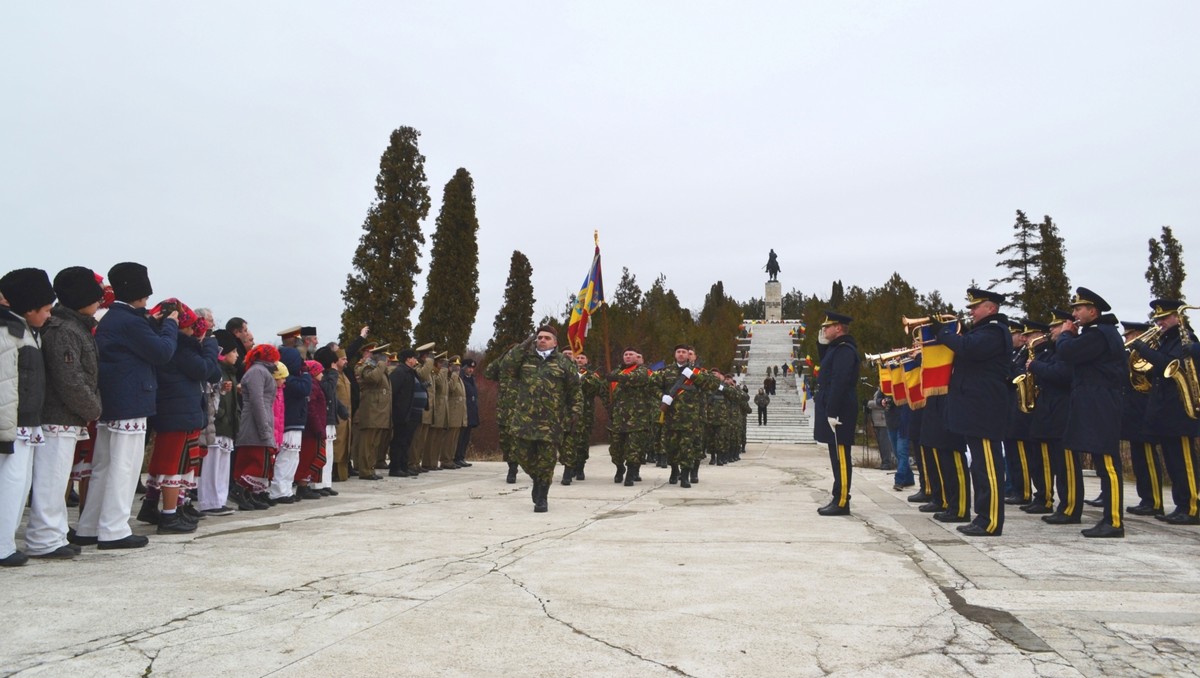 Ceremonie religioasă şi militară la Podu Înalt, judeţul Vaslui