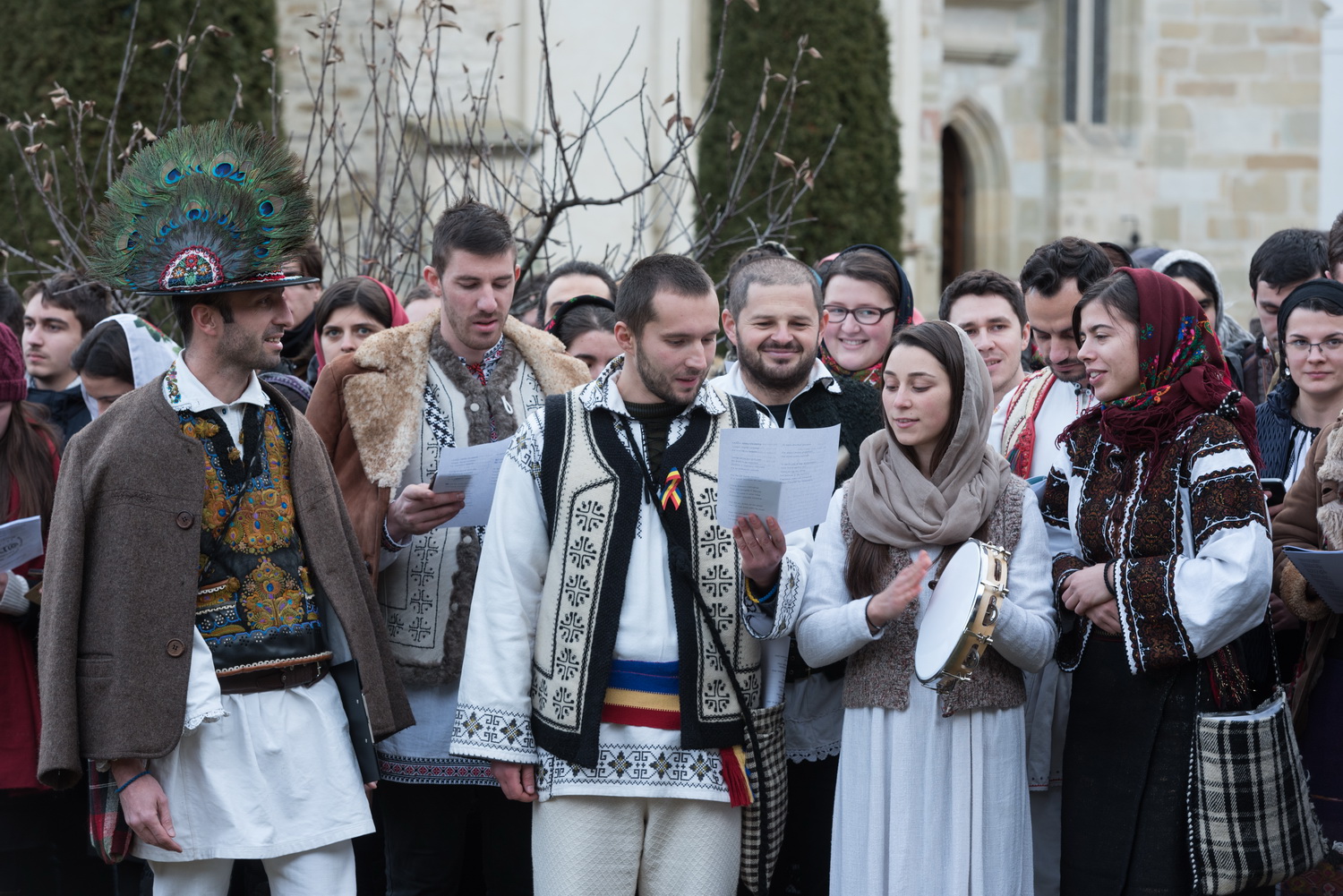 Tinerii din ASCOR au marcat începutul Anului Centenar: Cifra 100 scrisă cu torțe pe Dealul Crucii de la Mănăstirea Putna