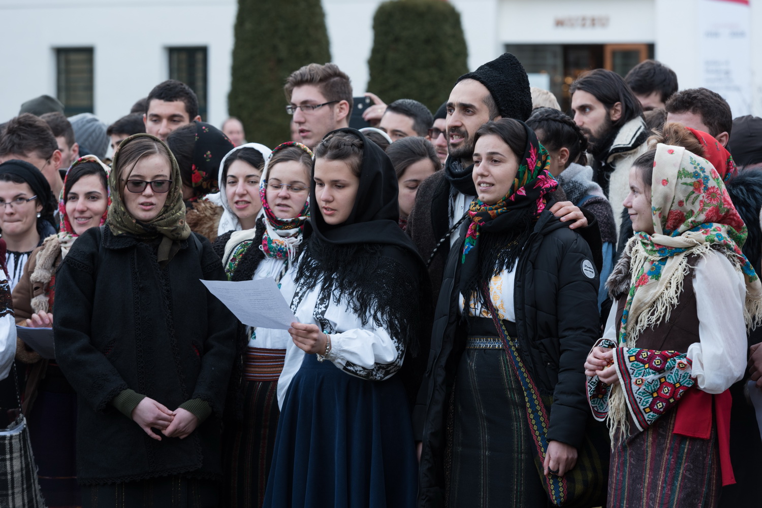Tinerii din ASCOR au marcat începutul Anului Centenar: Cifra 100 scrisă cu torțe pe Dealul Crucii de la Mănăstirea Putna