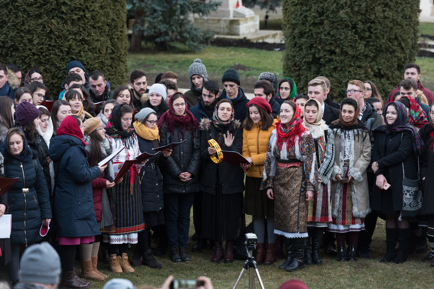 Tinerii din ASCOR au marcat începutul Anului Centenar: Cifra 100 scrisă cu torțe pe Dealul Crucii de la Mănăstirea Putna