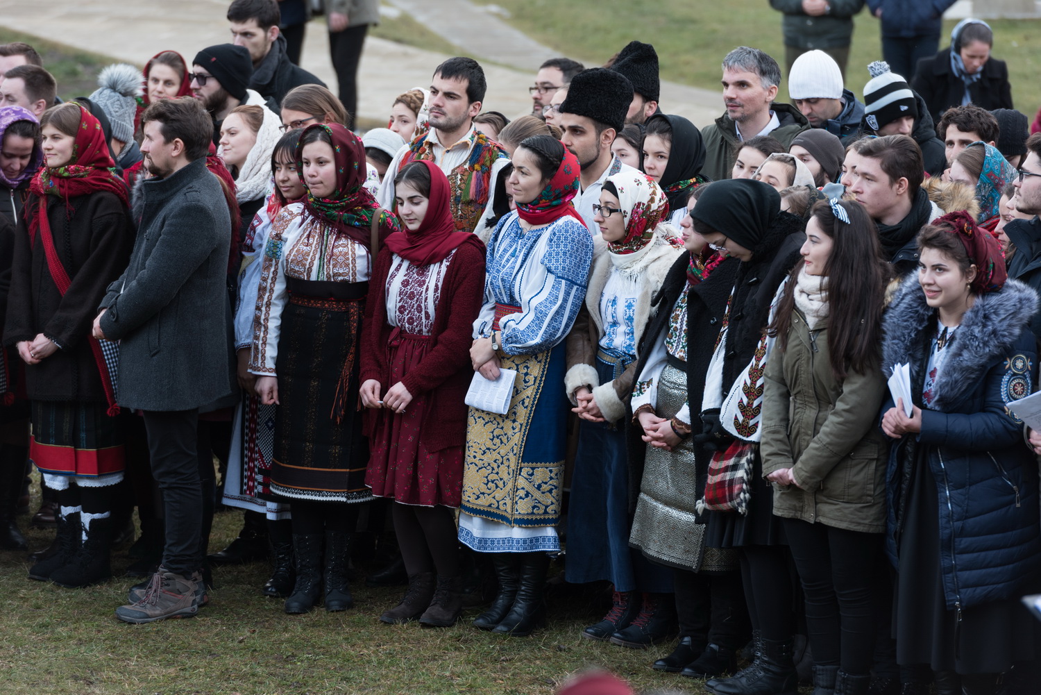 Tinerii din ASCOR au marcat începutul Anului Centenar: Cifra 100 scrisă cu torțe pe Dealul Crucii de la Mănăstirea Putna