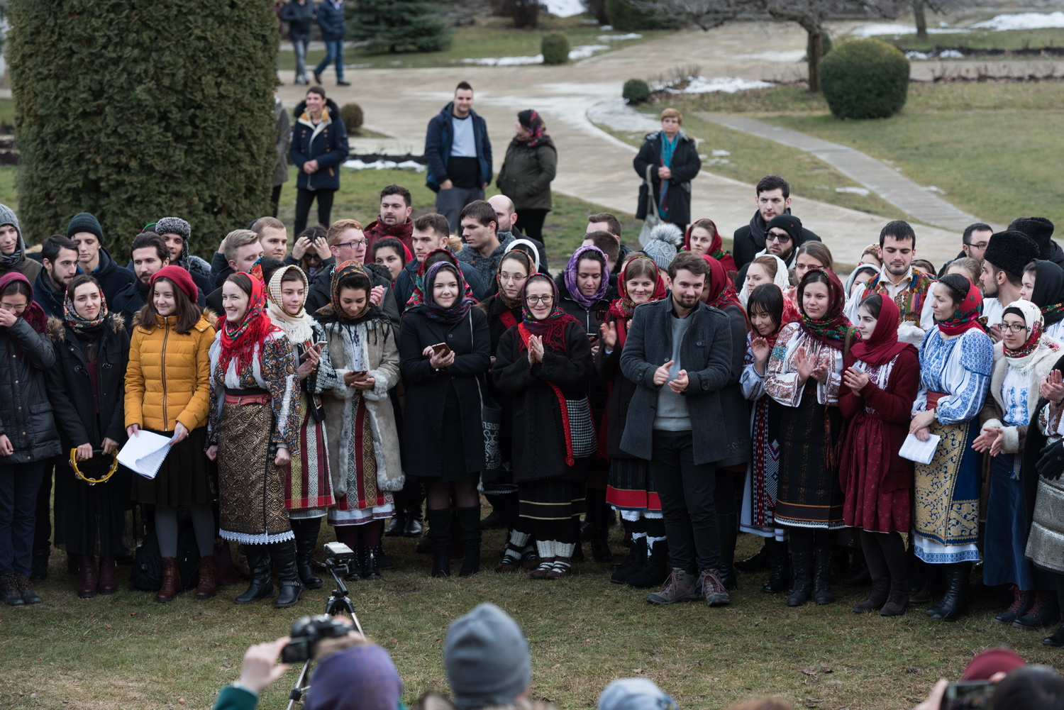 Tinerii din ASCOR au marcat începutul Anului Centenar: Cifra 100 scrisă cu torțe pe Dealul Crucii de la Mănăstirea Putna