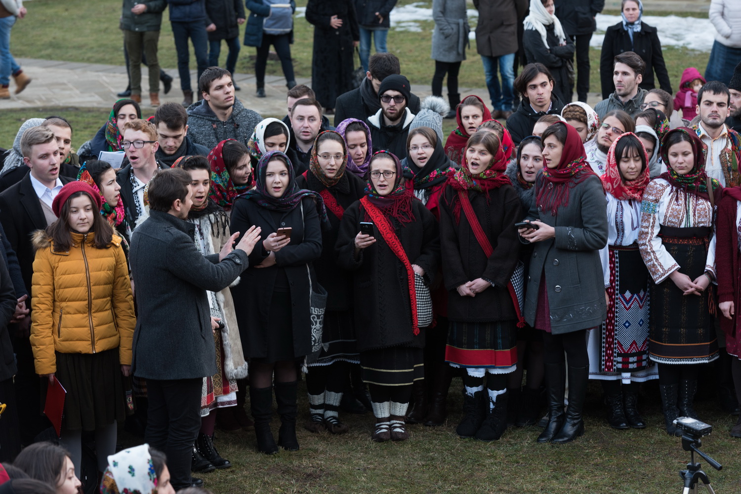 Tinerii din ASCOR au marcat începutul Anului Centenar: Cifra 100 scrisă cu torțe pe Dealul Crucii de la Mănăstirea Putna