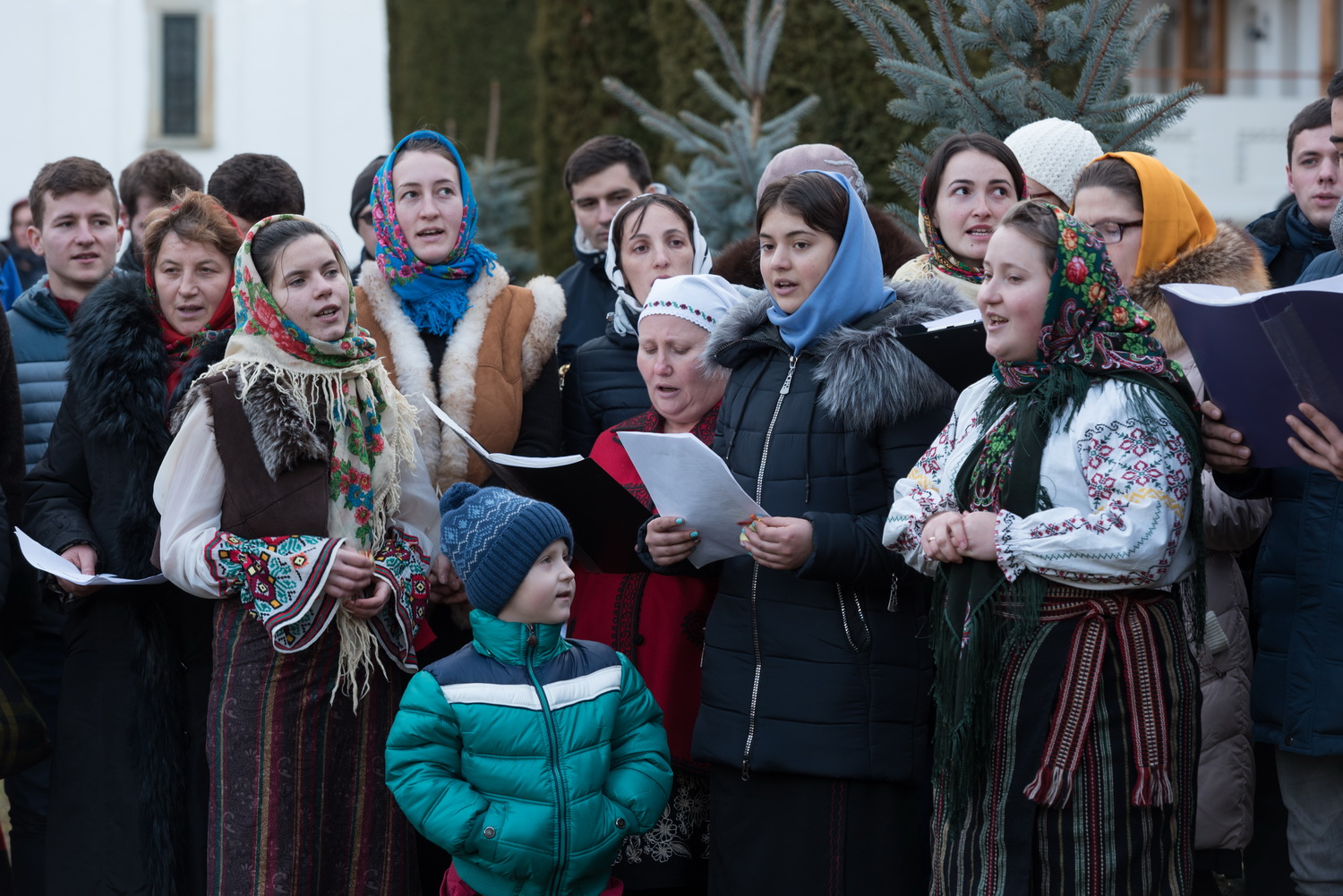 Tinerii din ASCOR au marcat începutul Anului Centenar: Cifra 100 scrisă cu torțe pe Dealul Crucii de la Mănăstirea Putna
