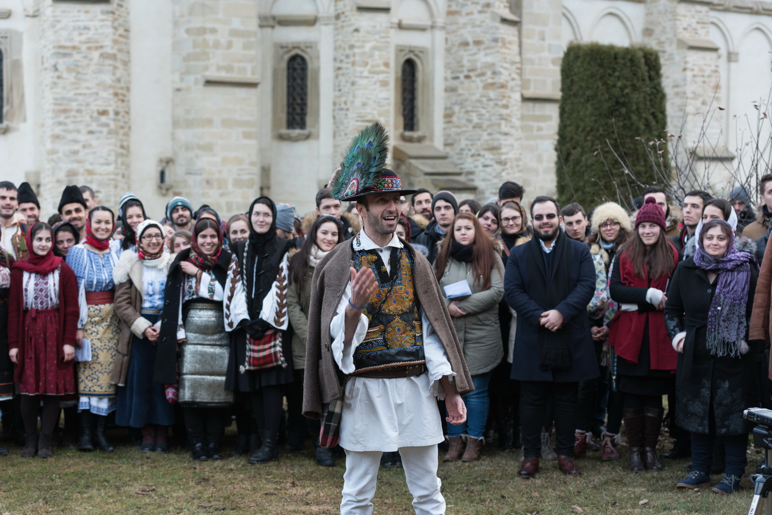 Tinerii din ASCOR au marcat începutul Anului Centenar: Cifra 100 scrisă cu torțe pe Dealul Crucii de la Mănăstirea Putna