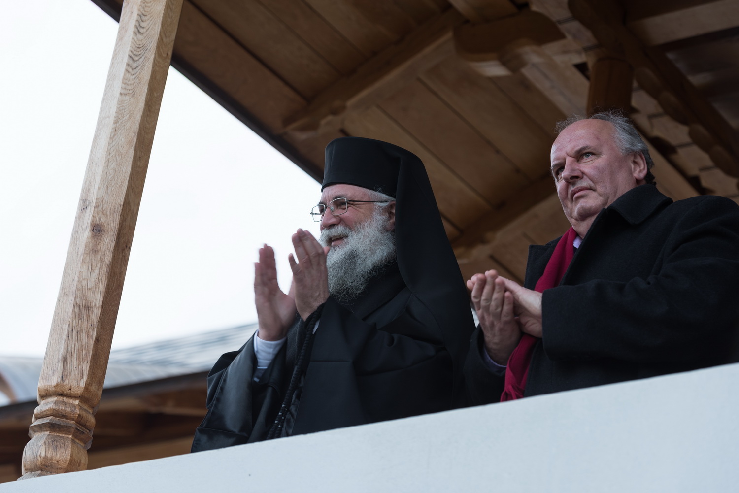 Tinerii din ASCOR au marcat începutul Anului Centenar: Cifra 100 scrisă cu torțe pe Dealul Crucii de la Mănăstirea Putna