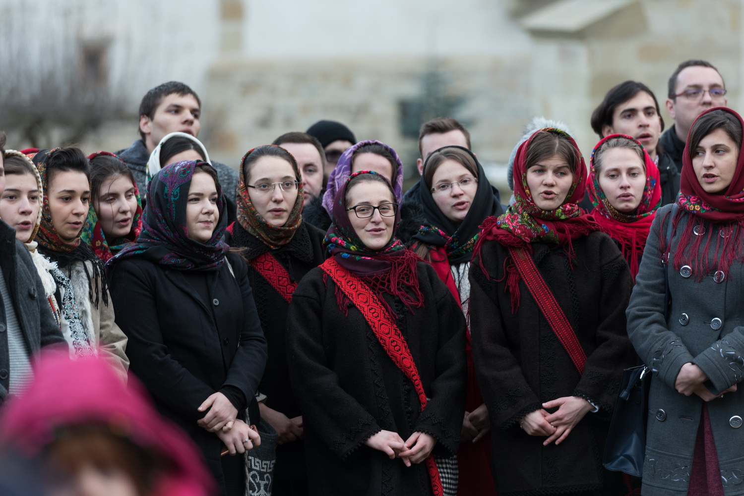 Tinerii din ASCOR au marcat începutul Anului Centenar: Cifra 100 scrisă cu torțe pe Dealul Crucii de la Mănăstirea Putna