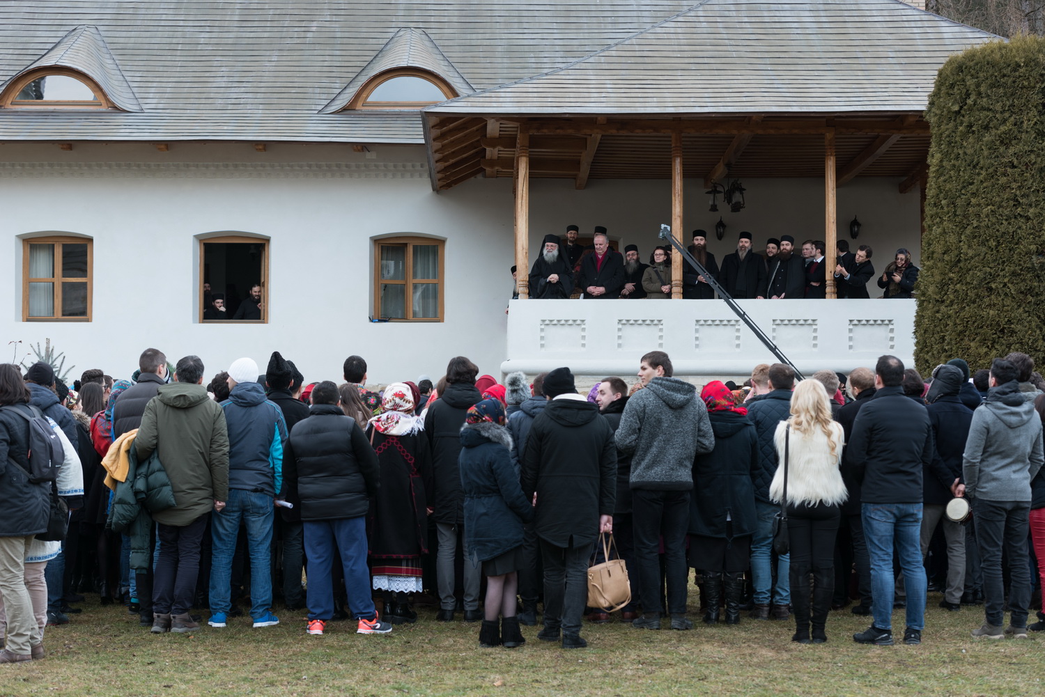 Tinerii din ASCOR au marcat începutul Anului Centenar: Cifra 100 scrisă cu torțe pe Dealul Crucii de la Mănăstirea Putna