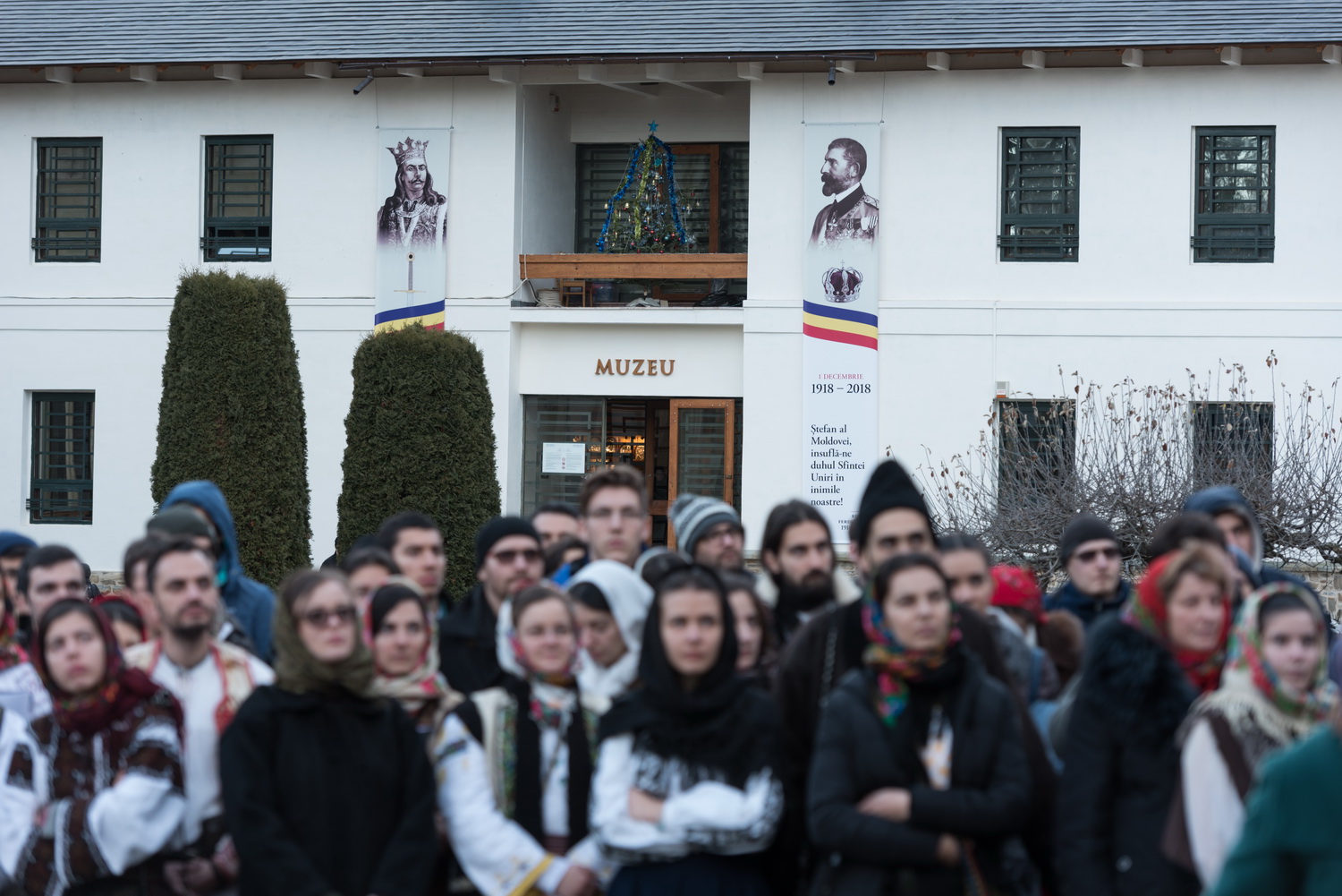 Tinerii din ASCOR au marcat începutul Anului Centenar: Cifra 100 scrisă cu torțe pe Dealul Crucii de la Mănăstirea Putna