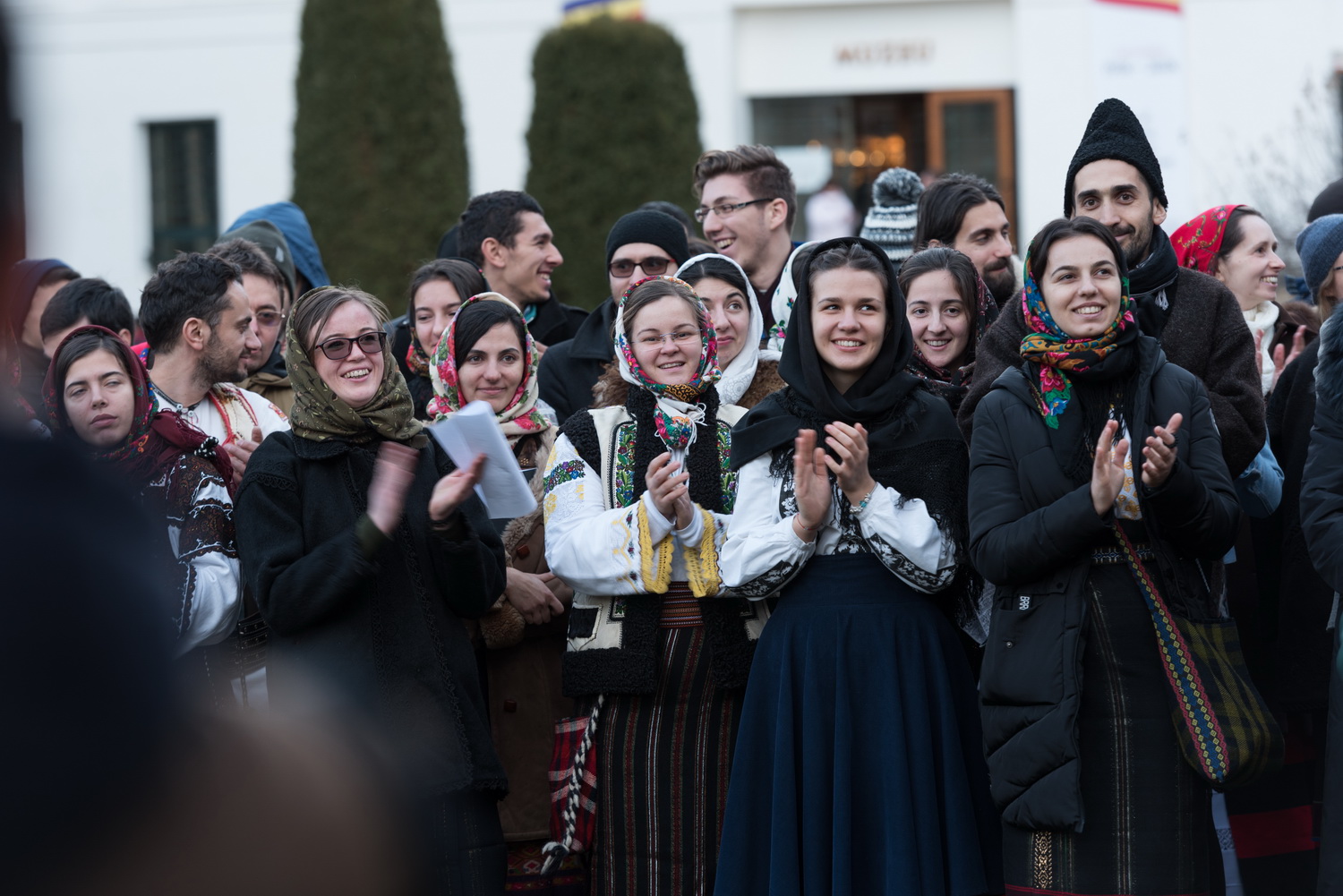 Tinerii din ASCOR au marcat începutul Anului Centenar: Cifra 100 scrisă cu torțe pe Dealul Crucii de la Mănăstirea Putna