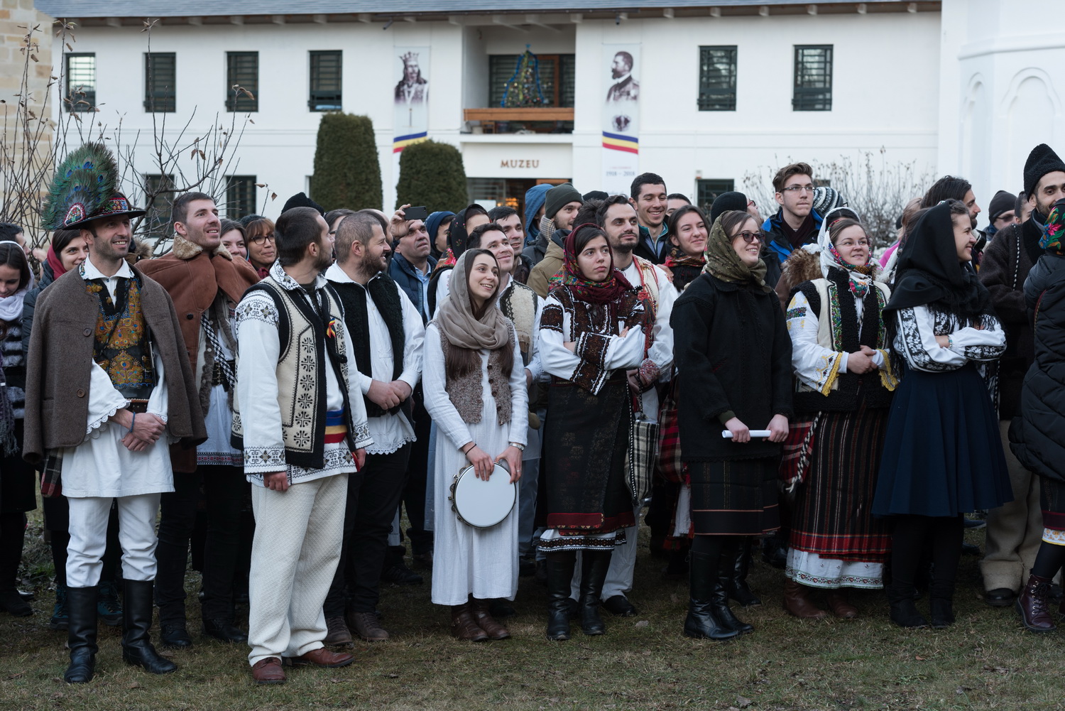 Tinerii din ASCOR au marcat începutul Anului Centenar: Cifra 100 scrisă cu torțe pe Dealul Crucii de la Mănăstirea Putna