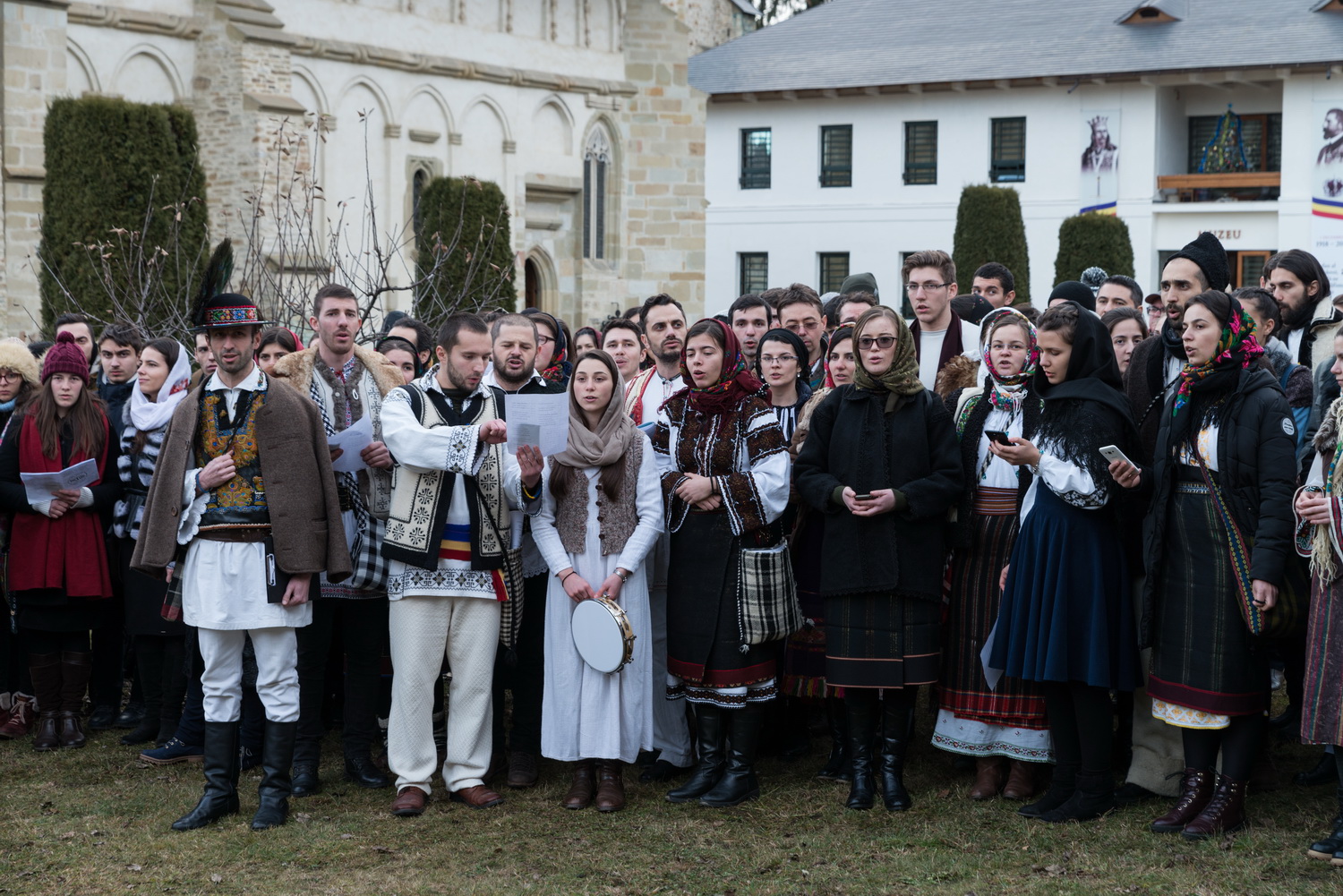 Tinerii din ASCOR au marcat începutul Anului Centenar: Cifra 100 scrisă cu torțe pe Dealul Crucii de la Mănăstirea Putna