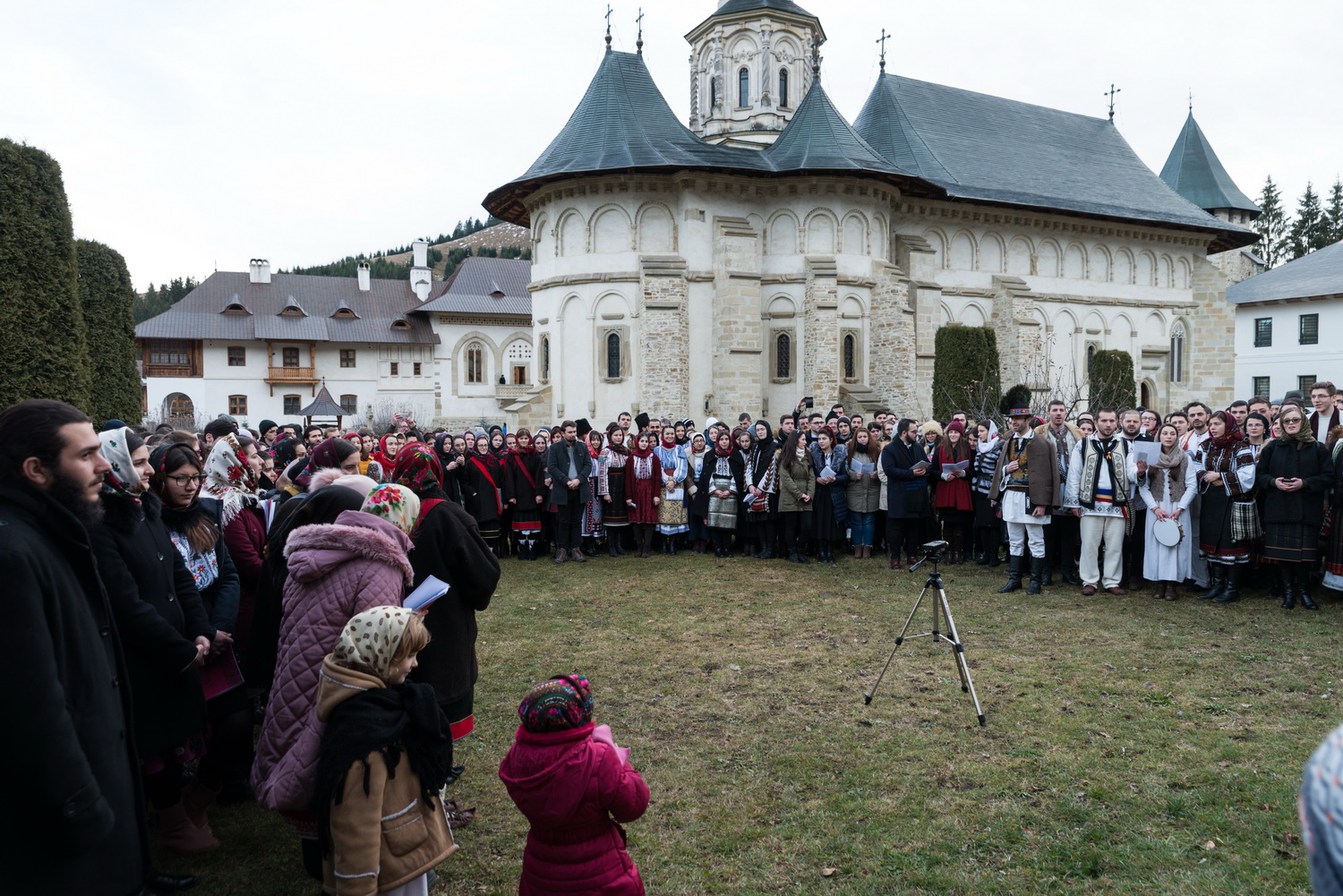 Tinerii din ASCOR au marcat începutul Anului Centenar: Cifra 100 scrisă cu torțe pe Dealul Crucii de la Mănăstirea Putna