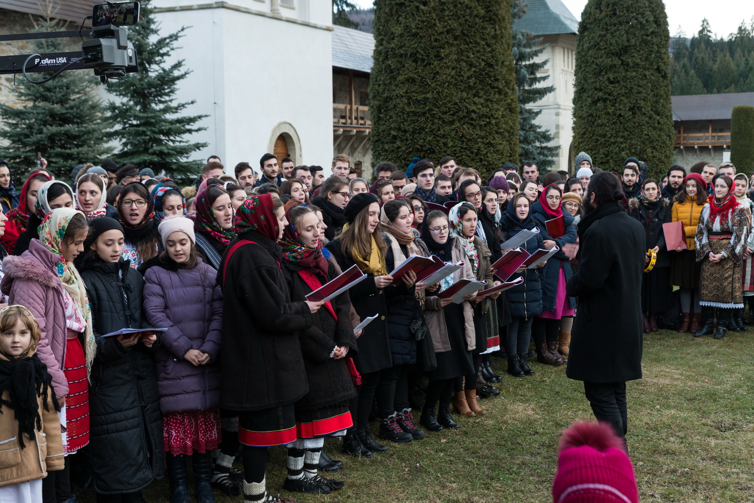 Tinerii din ASCOR au marcat începutul Anului Centenar: Cifra 100 scrisă cu torțe pe Dealul Crucii de la Mănăstirea Putna