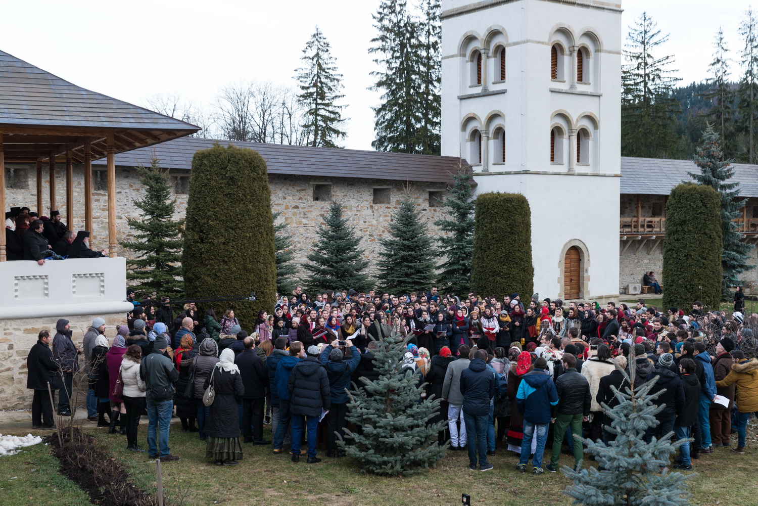Tinerii din ASCOR au marcat începutul Anului Centenar: Cifra 100 scrisă cu torțe pe Dealul Crucii de la Mănăstirea Putna