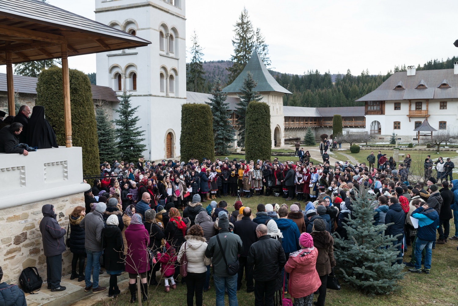 Tinerii din ASCOR au marcat începutul Anului Centenar: Cifra 100 scrisă cu torțe pe Dealul Crucii de la Mănăstirea Putna
