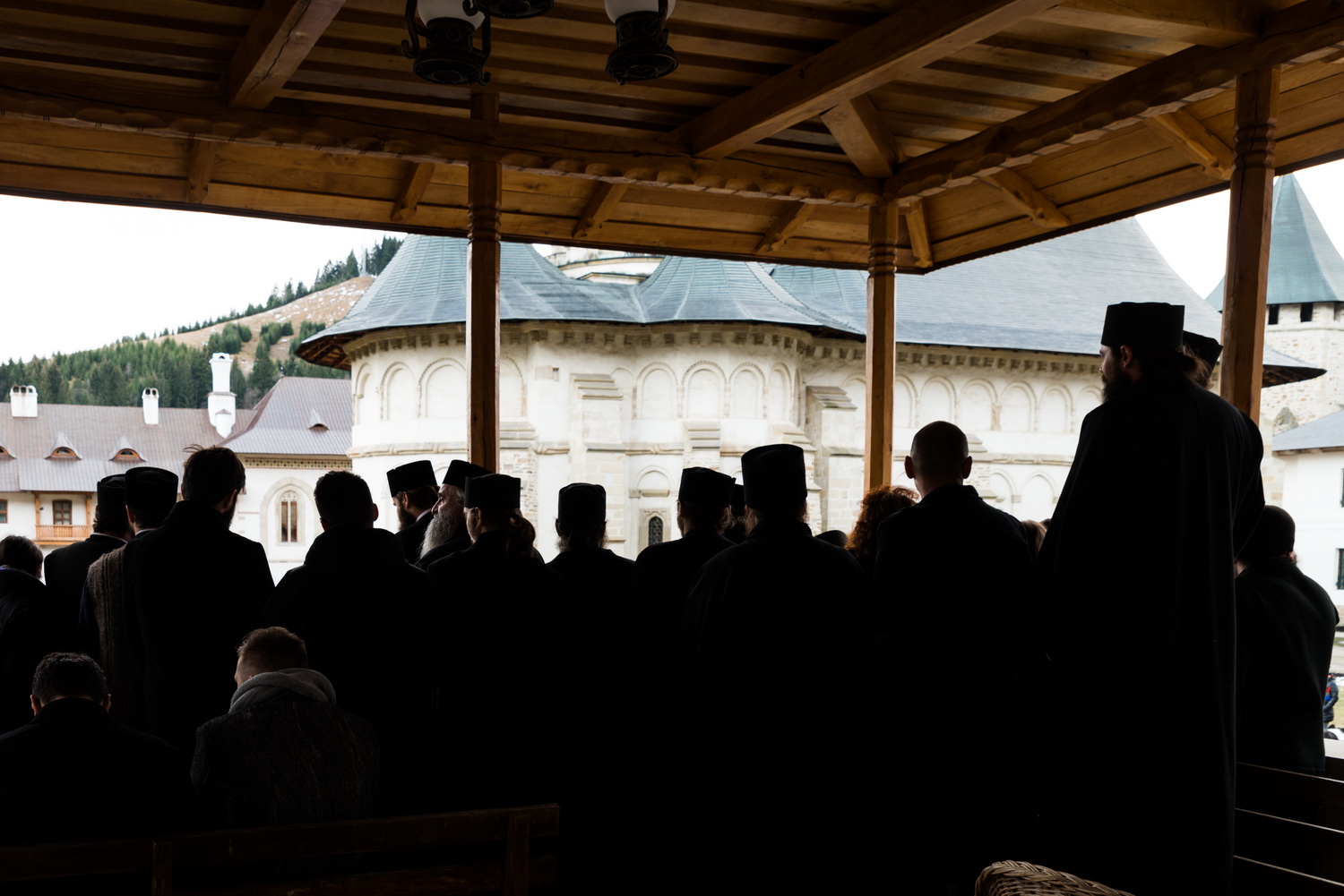 Tinerii din ASCOR au marcat începutul Anului Centenar: Cifra 100 scrisă cu torțe pe Dealul Crucii de la Mănăstirea Putna