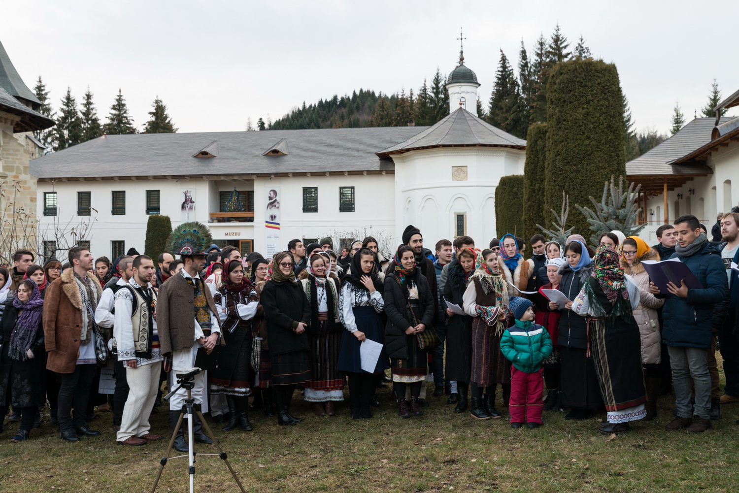Tinerii din ASCOR au marcat începutul Anului Centenar: Cifra 100 scrisă cu torțe pe Dealul Crucii de la Mănăstirea Putna