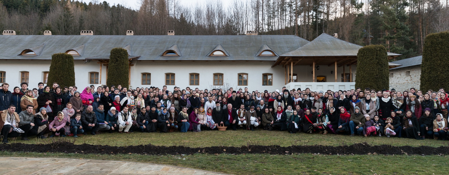 Tinerii din ASCOR au marcat începutul Anului Centenar: Cifra 100 scrisă cu torțe pe Dealul Crucii de la Mănăstirea Putna