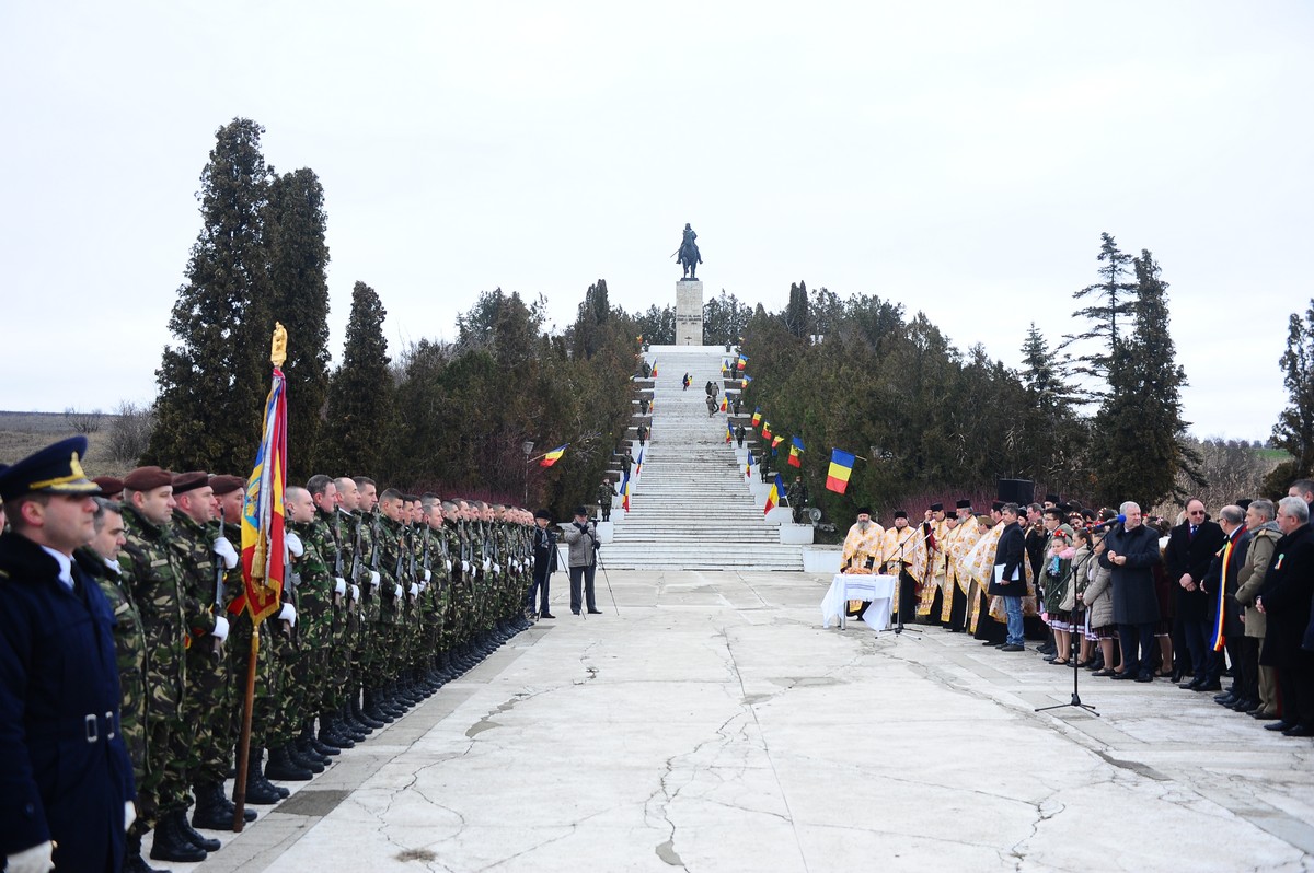 Ceremonie religioasă şi militară la Podu Înalt, judeţul Vaslui