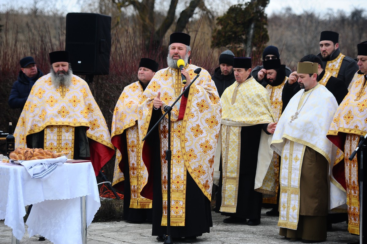 Ceremonie religioasă şi militară la Podu Înalt, judeţul Vaslui