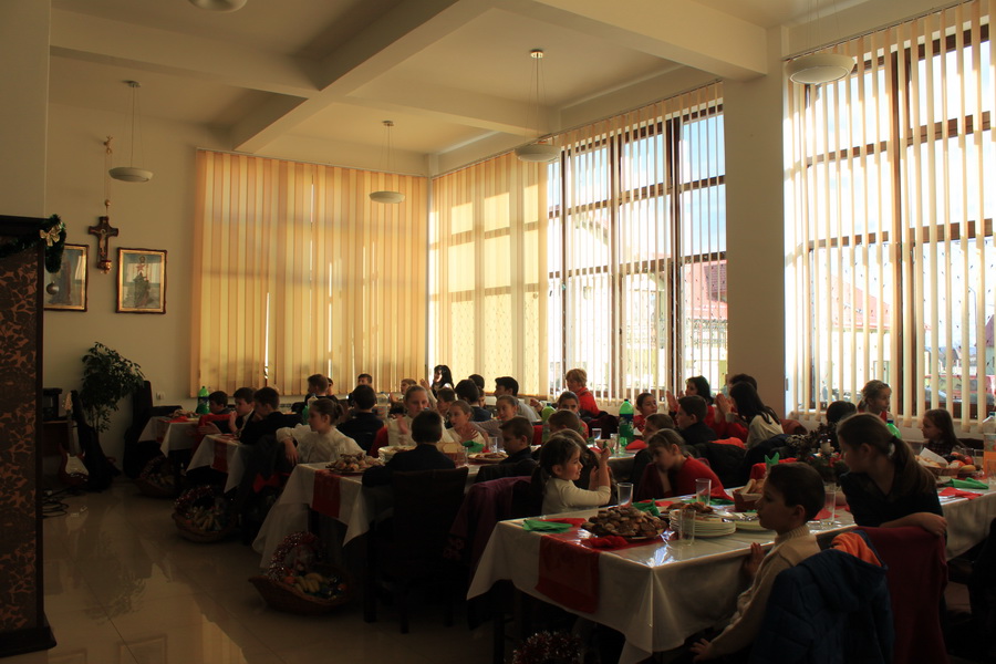 Crăciunul la Aşezământul „Sfântul Leontie“ din Rădăuţi Crăciunul la Aşezământul „Sfântul Leontie“ din Rădăuţi